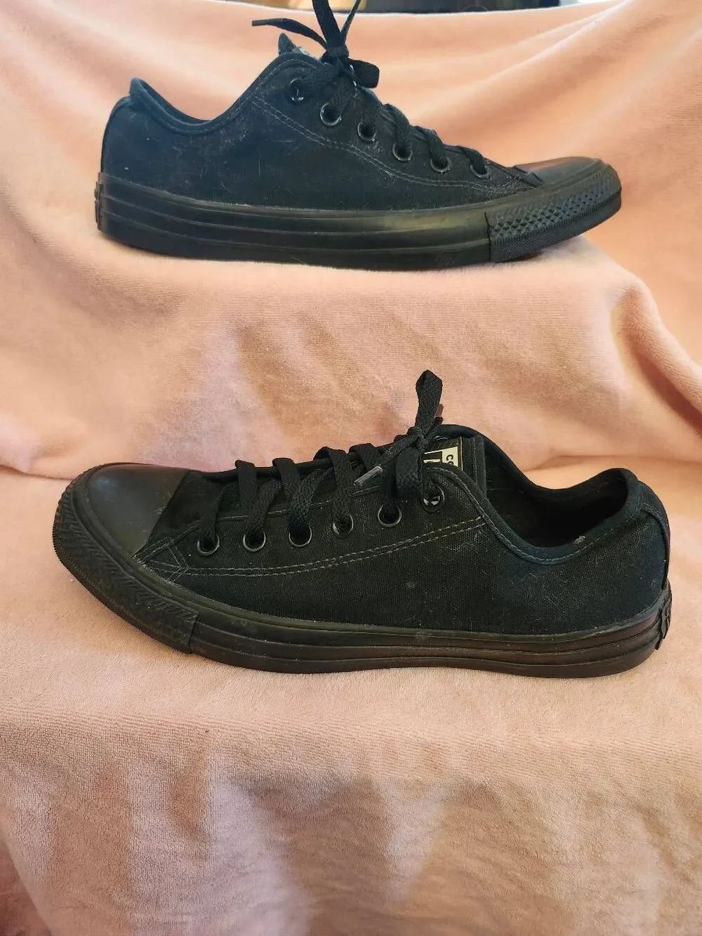 Converse Chuck Taylor All Star low-top shoes feature a sleek black monochrome de
